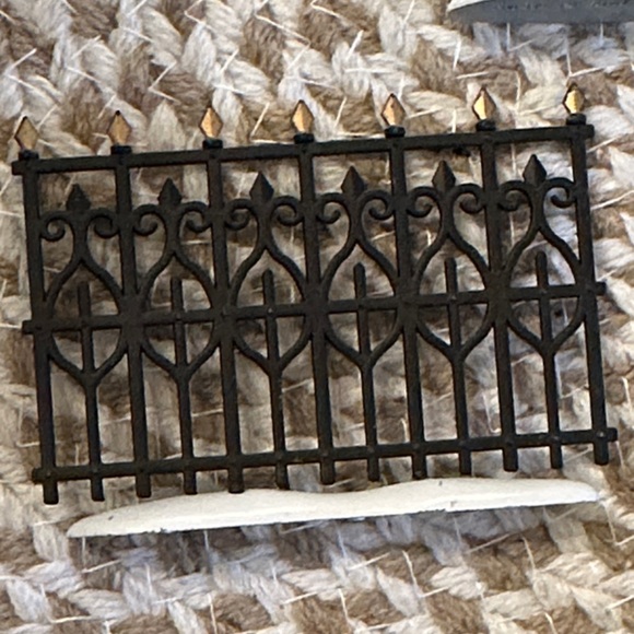 Department 56 Victorian metal arched  Decorative Gate and fence 5 pc village - Picture 5 of 9